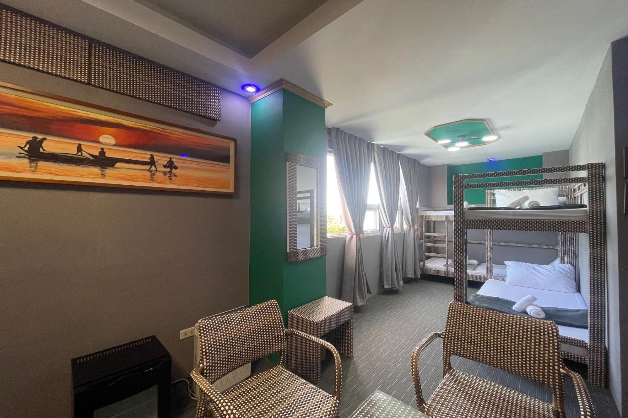 Attic Capsule Hotel Marigondon  Esterno foto