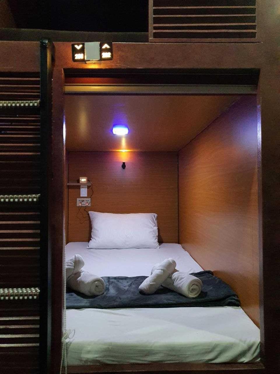 Attic Capsule Hotel Marigondon  Esterno foto