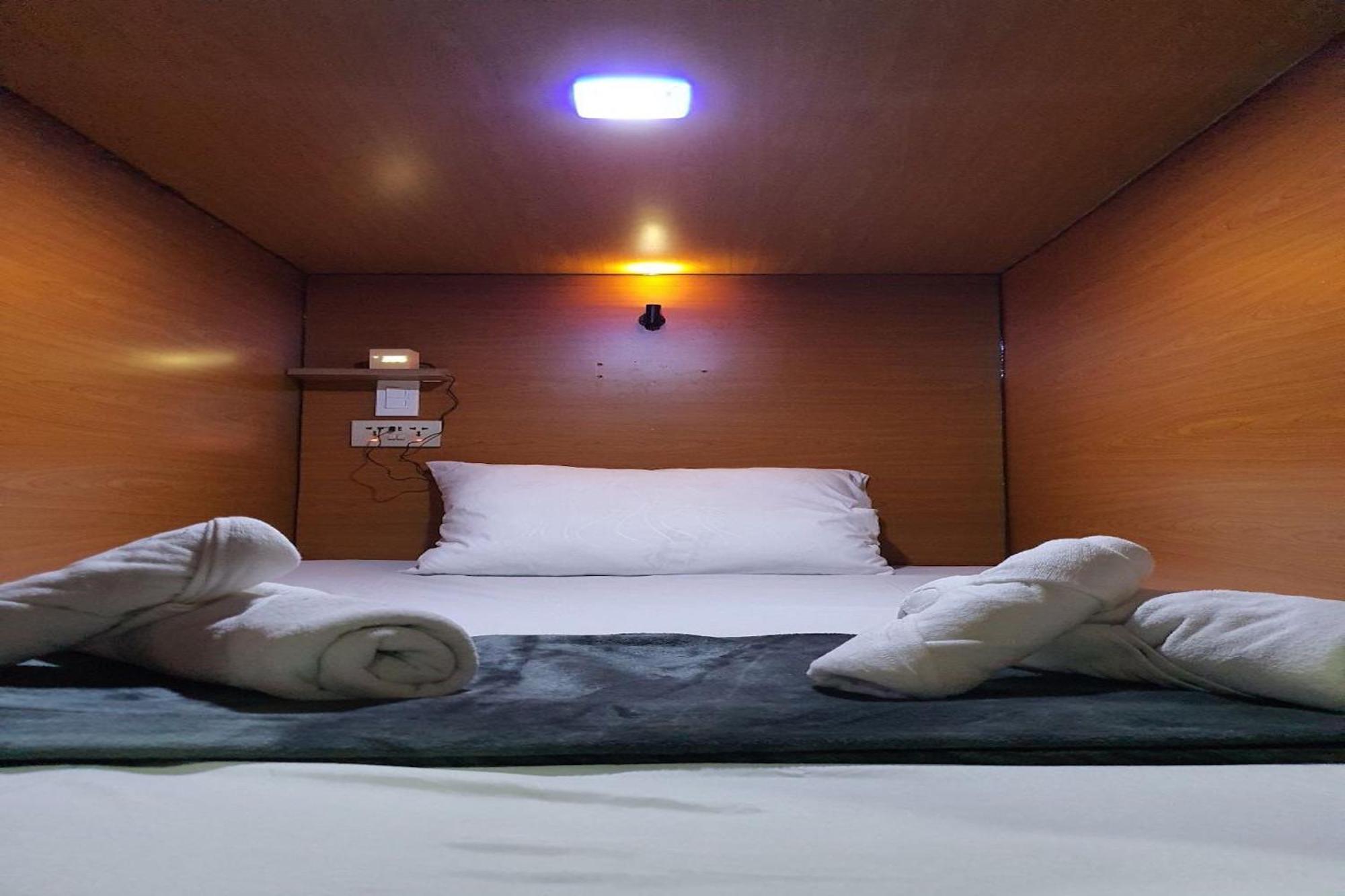 Attic Capsule Hotel Marigondon  Esterno foto