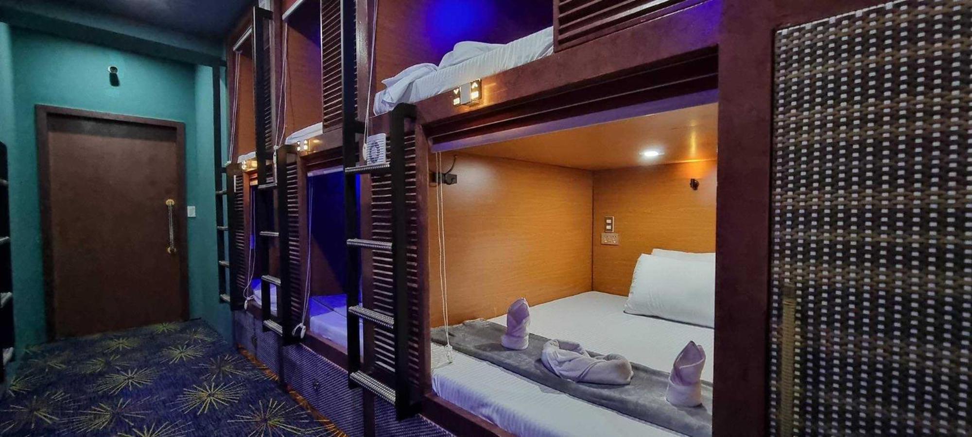 Attic Capsule Hotel Marigondon  Esterno foto