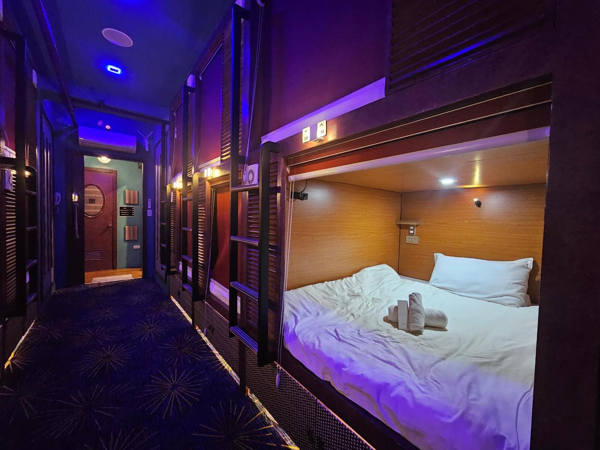 Attic Capsule Hotel Marigondon  Esterno foto
