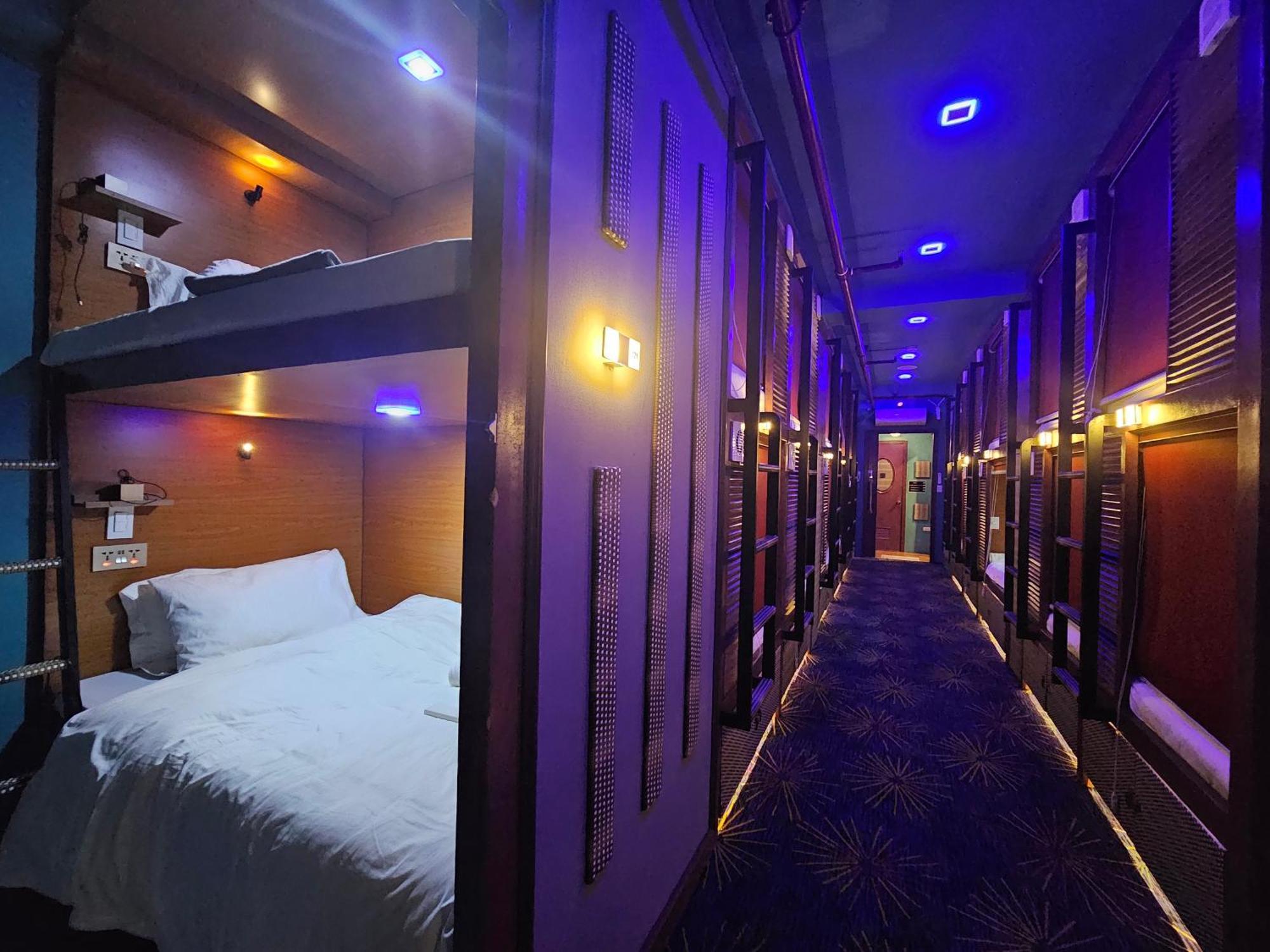 Attic Capsule Hotel Marigondon  Esterno foto